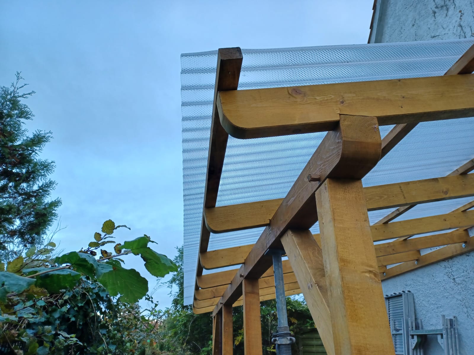 Nahaufnahme der lichtdurchlässigen Dacheindeckung auf einer Holzkonstruktion